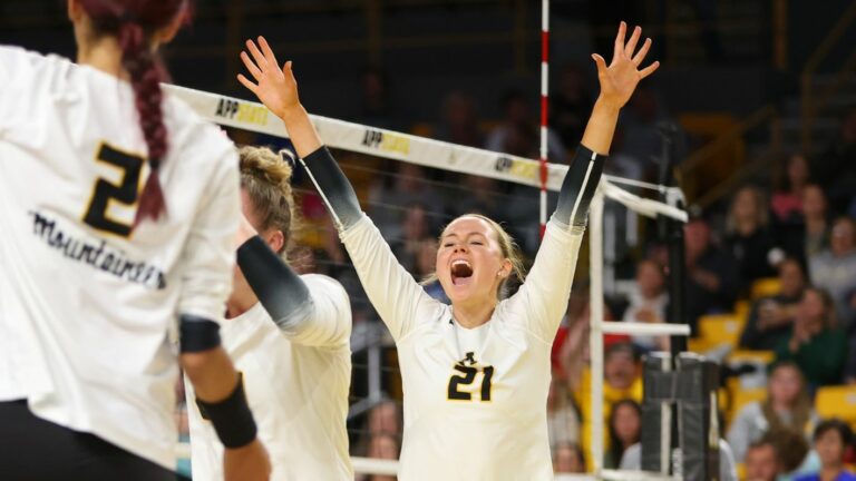 Mountaineers edge past Georgia Southern, 3-2 (25-23, 20-25, 22-25, 25-22, 15-11)