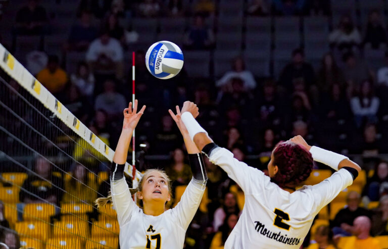 Mountaineers celebrate Senior Day by completing weekend volleyball sweep of Louisiana