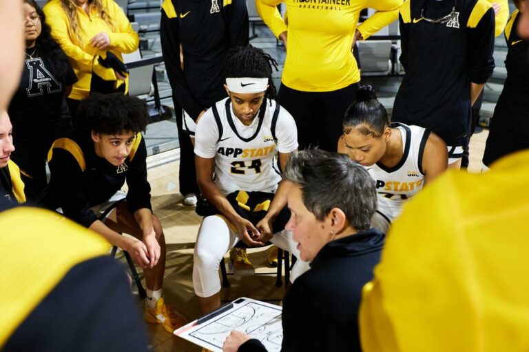 Sanders’ 24 points leads Mountaineers past Davidson, 84-82