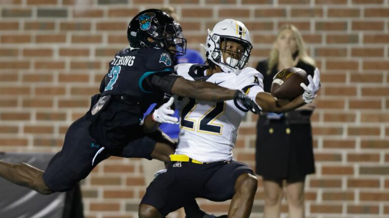 Last quarter rally falls short; Mountaineers lose to Coastal Carolina, 35-28