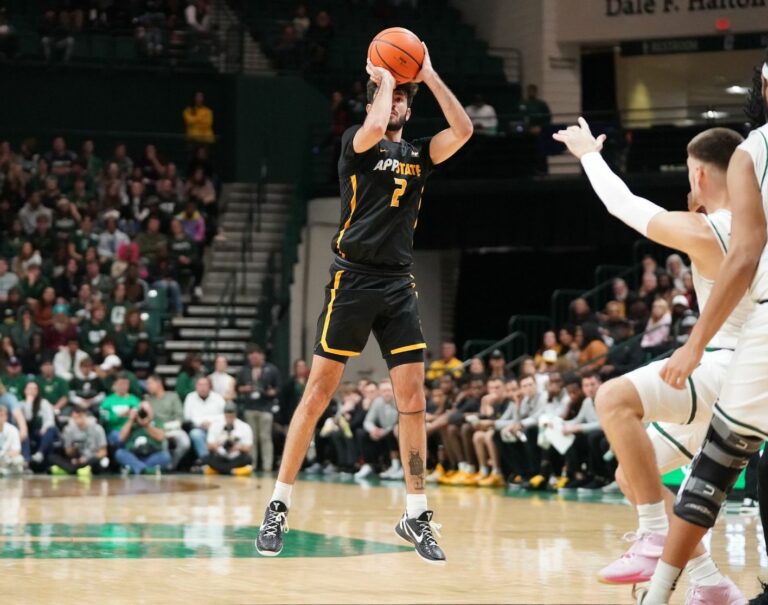 Charlotte eats away at App State’s big early lead to win, 72-61