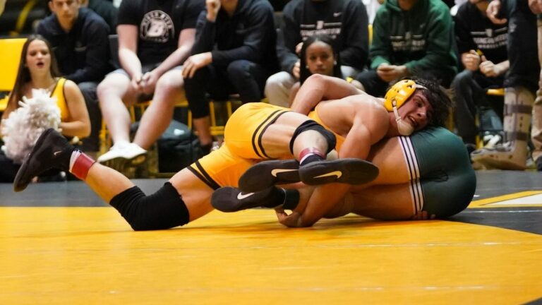 Mountaineer grapplers dominate Binghamton, 29-10