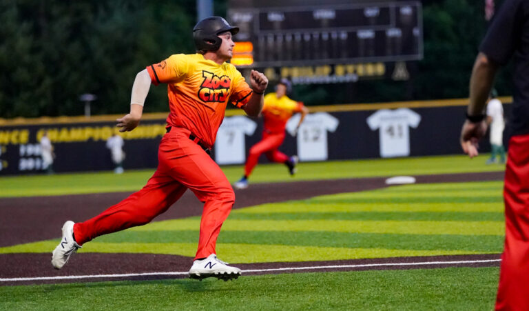 Zookeepers run wild over Bigfoots, 9-4
