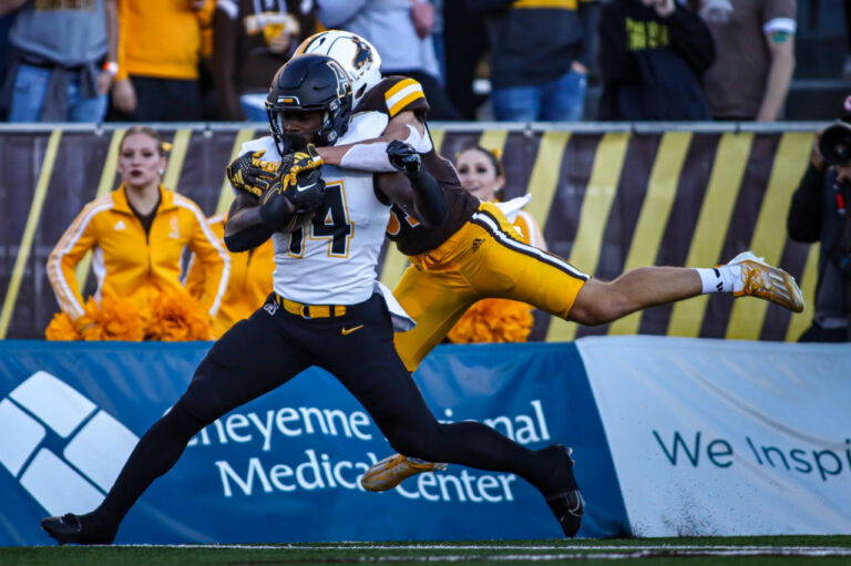 Wyoming lassos Mountaineers for comeback win, 22-19
