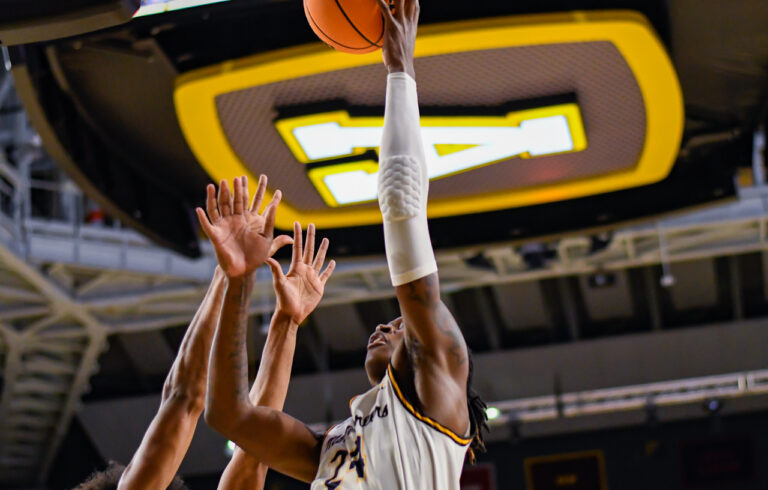 Mountaineers chop down the Mighty Oaks, 87-49