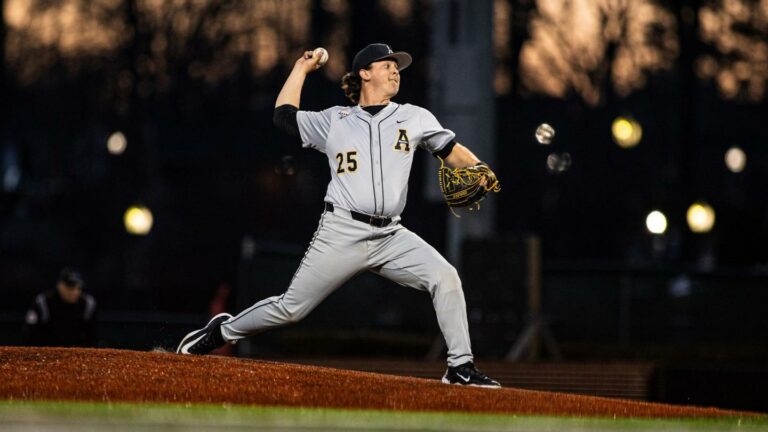 Mountaineers explode for six runs in the 7th, cruising to 9-1 win over the Salukis